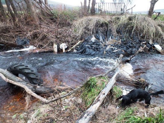 What a bleeding mess! It was obviously a fairly recent dump as it was full of silage bale wrap. I know from litter tidying up elsewhere that this stuff features prominently in agricultural areas. Thankfully it is rare to see it on riverbanks in Speyside. 